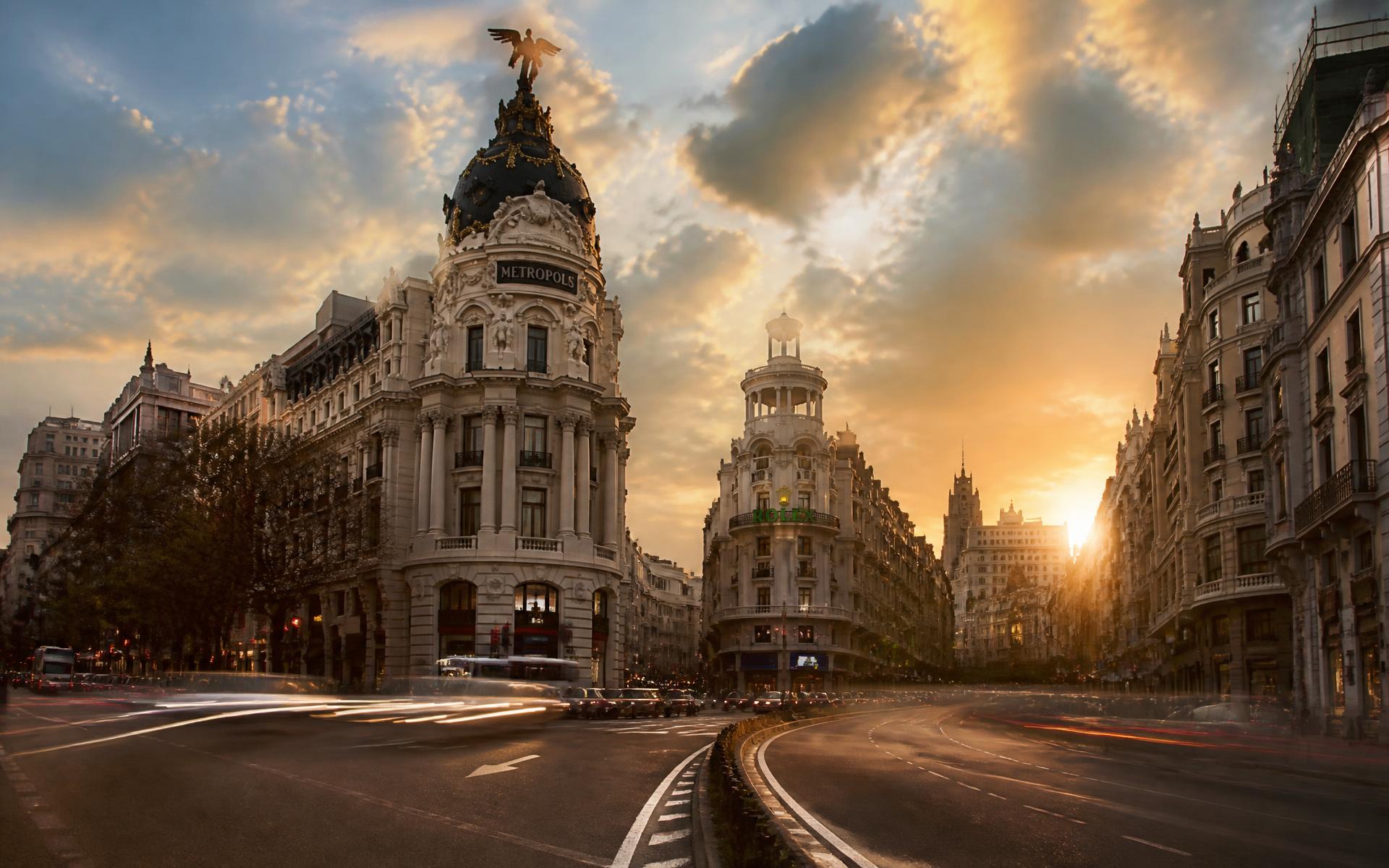 Gran Vía de Madrid al atardecer